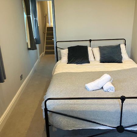 Splendid 2 Bed Flat With Private Terrace In Wimbledon - 2 The Queens لندن المظهر الخارجي الصورة