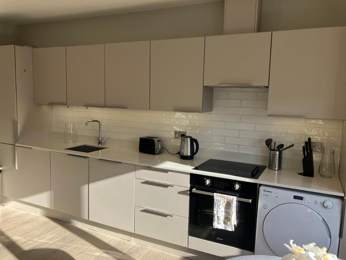 Splendid 2 Bed Flat With Private Terrace In Wimbledon - 2 The Queens لندن المظهر الخارجي الصورة