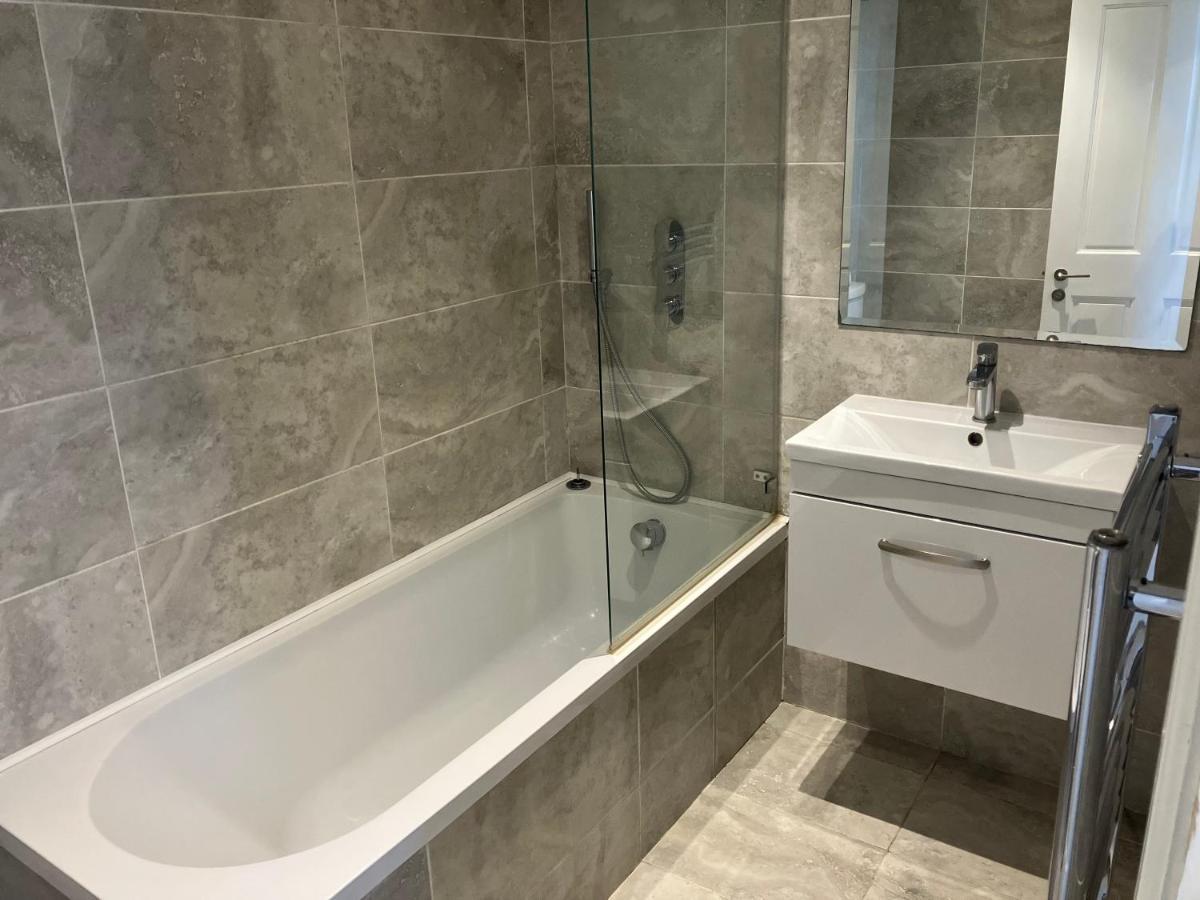 Splendid 2 Bed Flat With Private Terrace In Wimbledon - 2 The Queens لندن المظهر الخارجي الصورة