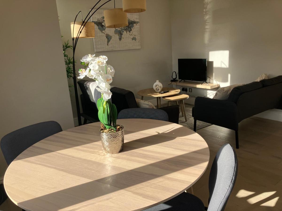 Splendid 2 Bed Flat With Private Terrace In Wimbledon - 2 The Queens لندن المظهر الخارجي الصورة